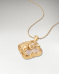 Cargar la imagen en la vista de la galería, Wild Encounter Pendant Necklace In Gold With Nacre
