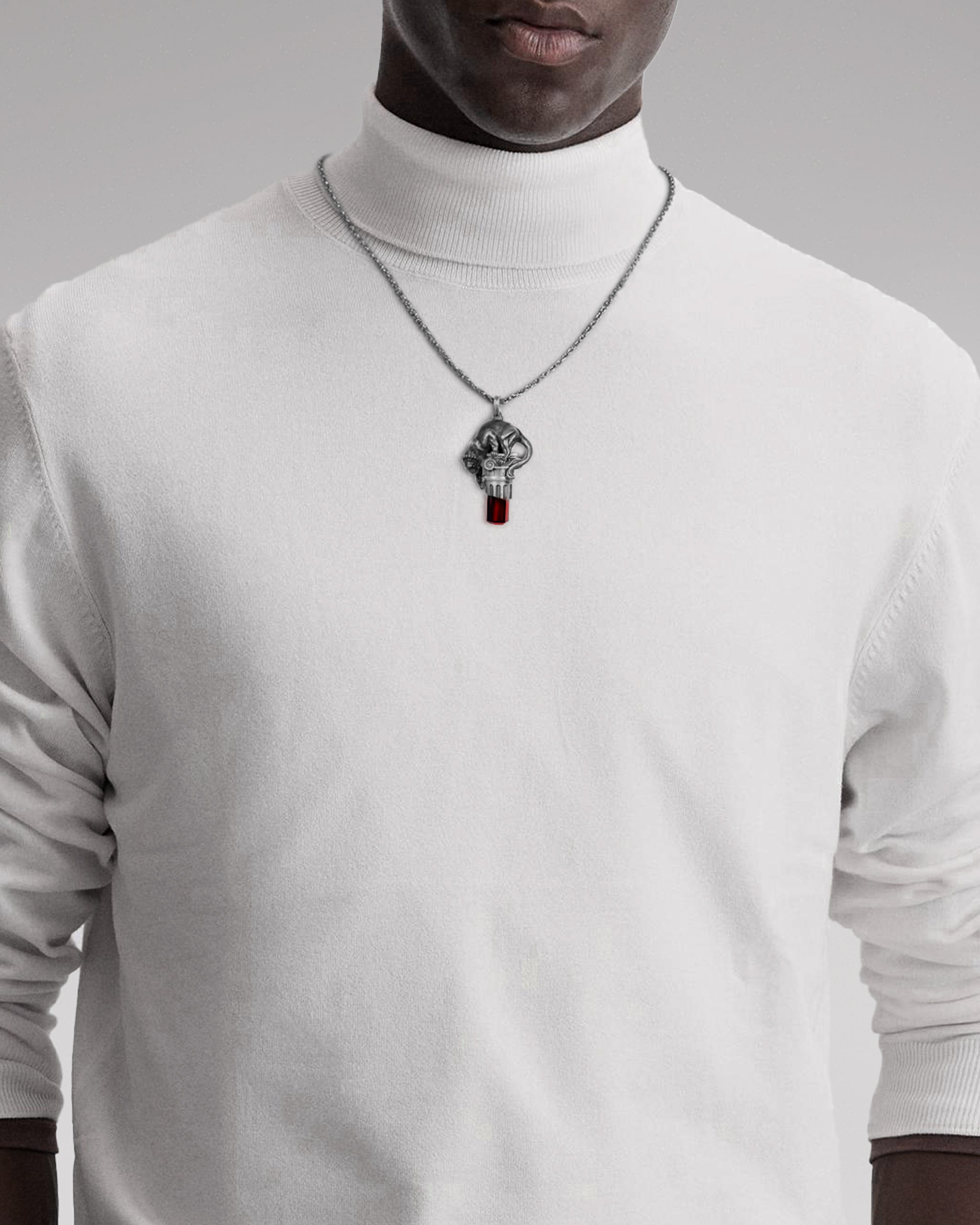 Collana con pendente Lo sguardo della pantera in argento sterling e granato