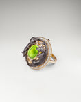 Charger l'image dans la visionneuse de la galerie, Twin Panthers Medallion Ring In Gold With Peridot And Diamonds
