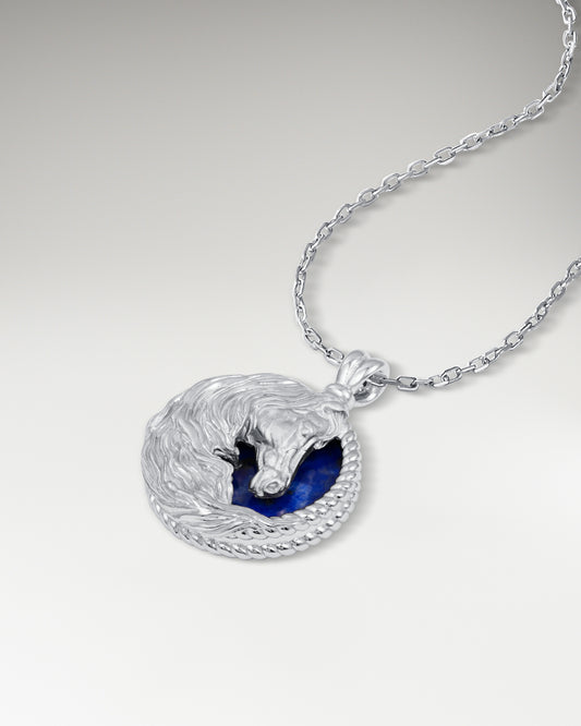 Pferdeskulptur-Anhänger aus Sterlingsilber mit Lapislazuli