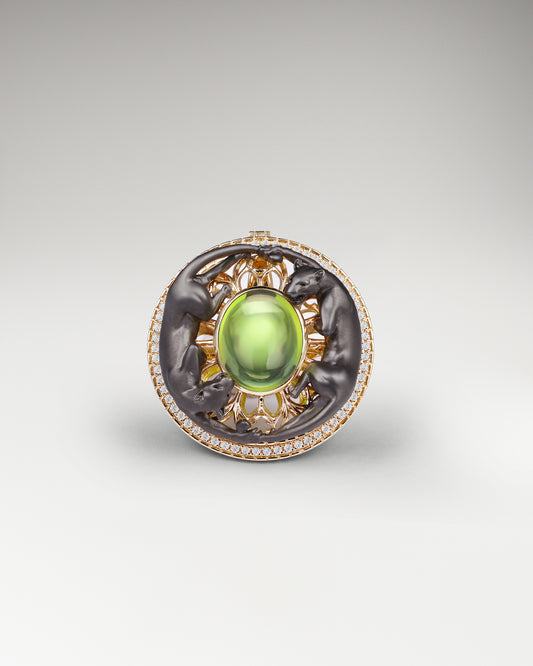 Twin Panthers Medallion Ring In Gold With Peridot And Diamonds