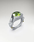 Carica l'immagine nel visualizzatore della galleria, Great Angel Ring In Gold With Peridot
