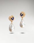 Cargar la imagen en la vista de la galería, Horse Sculpture Dangle Earrings In Sterling Silver With Baroque Pearl
