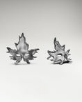 Gallery viewerに画像を読み込む, Maple Leaf Mask Stud Earrings In Gold
