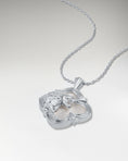 Cargar la imagen en la vista de la galería, Wild Encounter Pendant Necklace In Sterling Silver With Nacre
